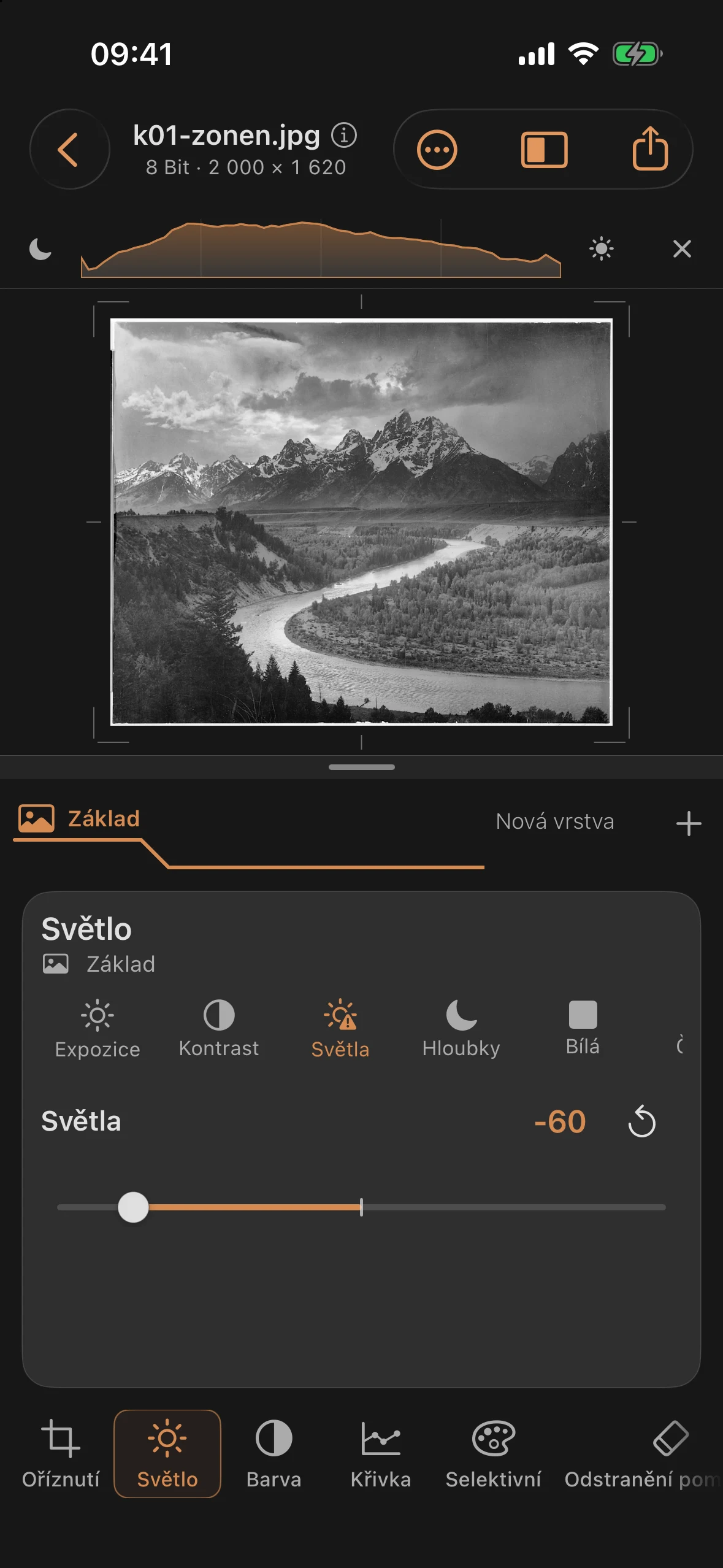 Hotová úprava zón: Světla −60, Stíny +40, Kontrast +22 v nástroji „Světla“