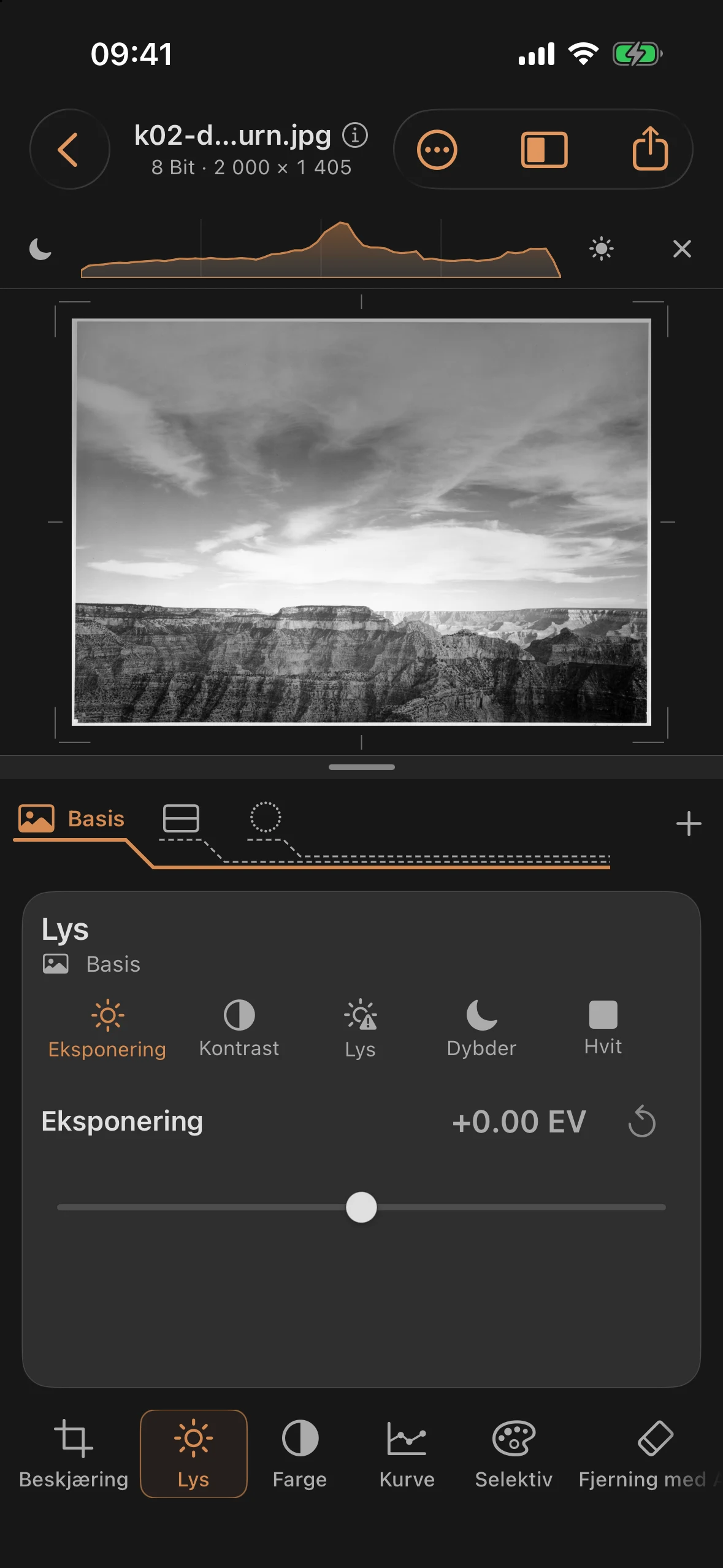 Ferdig bilde med ettereksponert himmel, nedtonet canyonvegg og innstilt svartpunkt