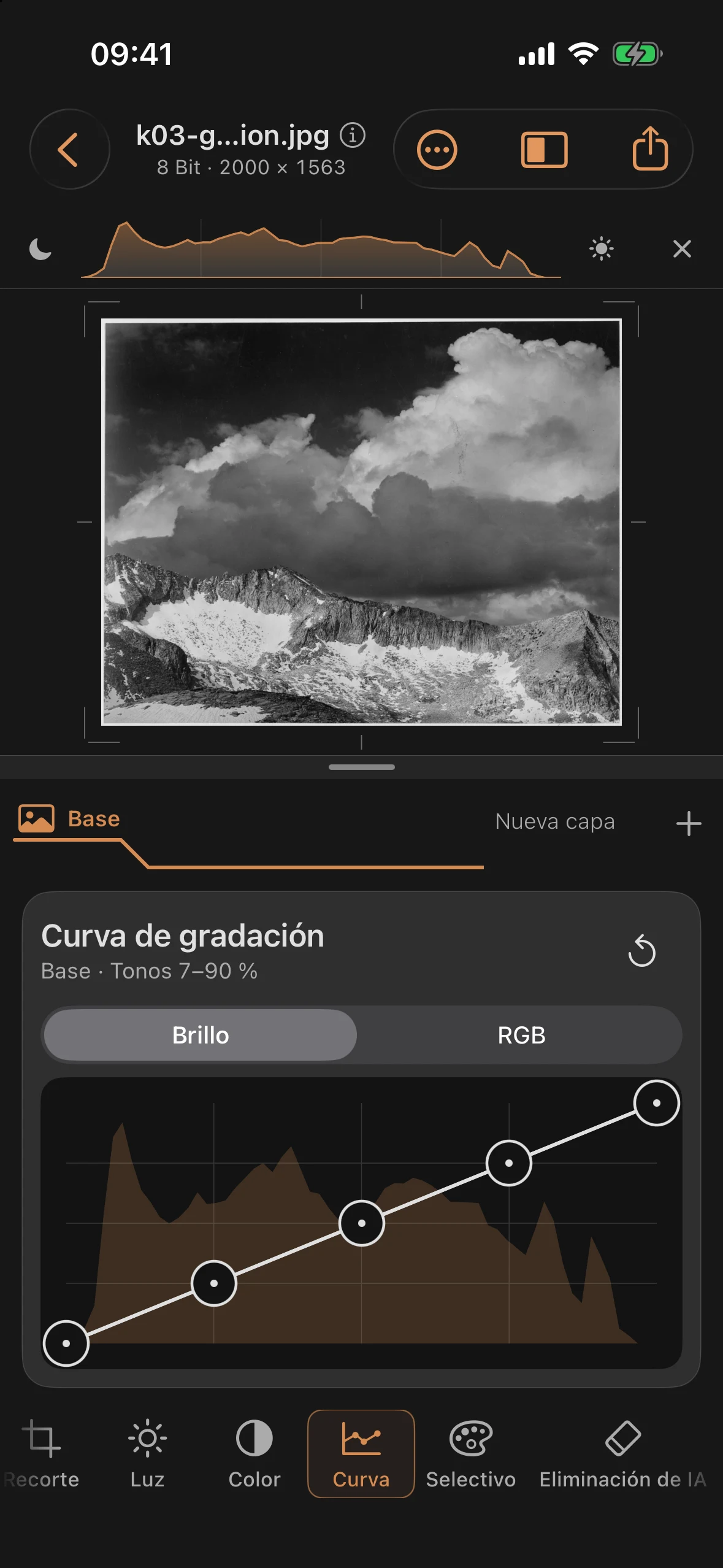 Herramienta de curva con diagonal neutra e histograma detrás de la curva