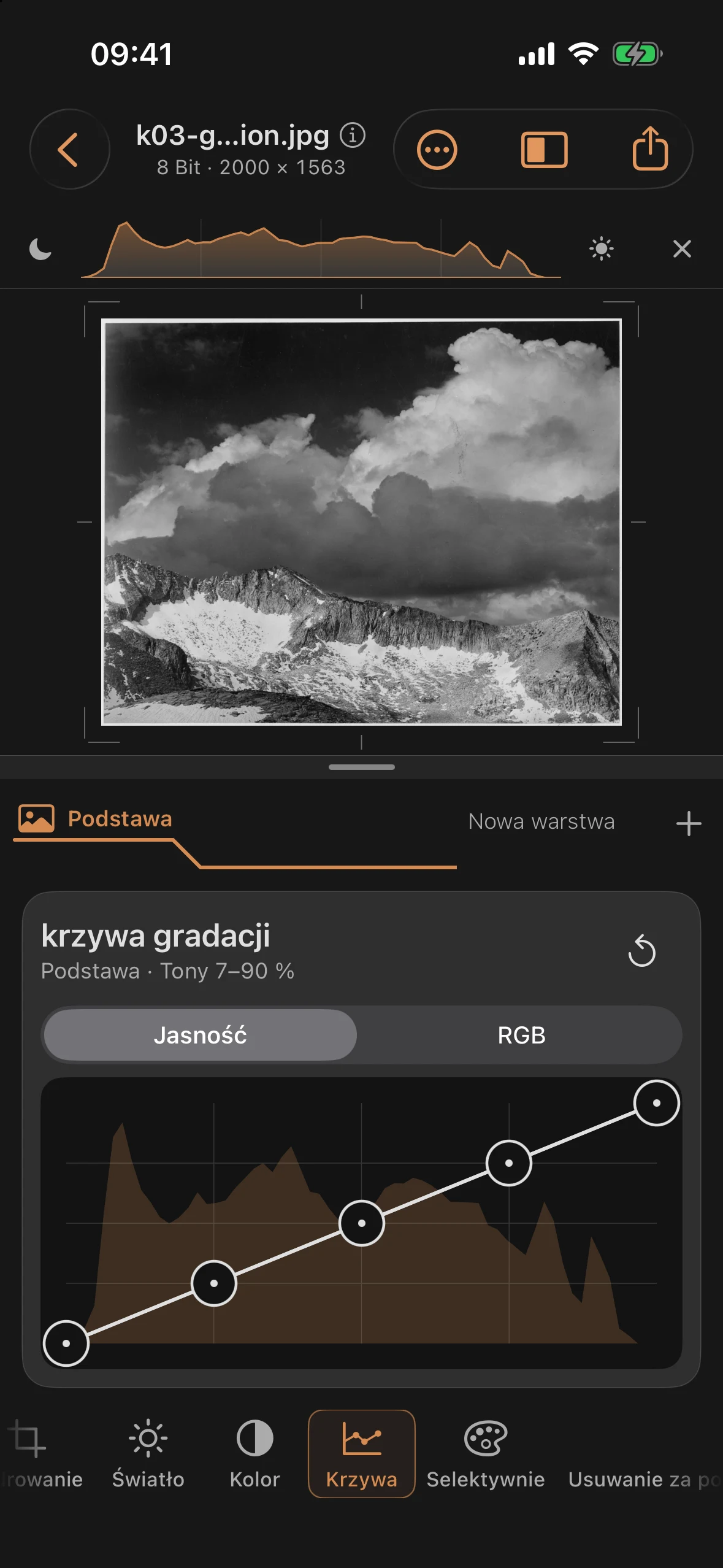 Narzędzie krzywej z neutralną przekątną i histogramem za krzywą