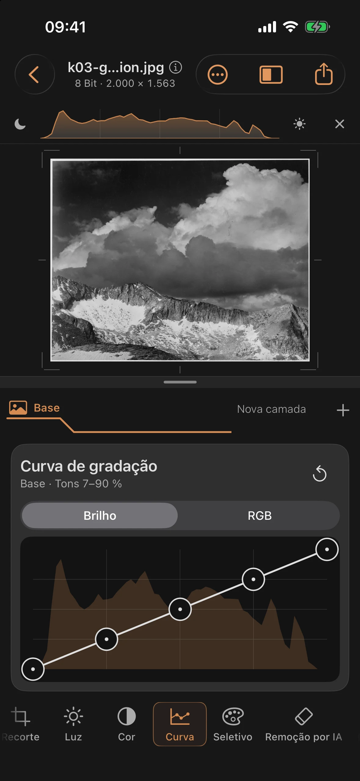 Ferramenta de curva com diagonal neutra e histograma atrás da curva