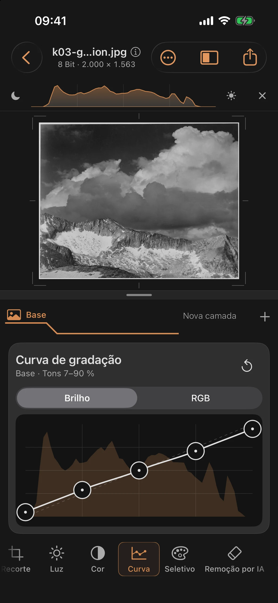 Curva de gradação atenuado; a imagem fica com aspecto suave e acinzentado