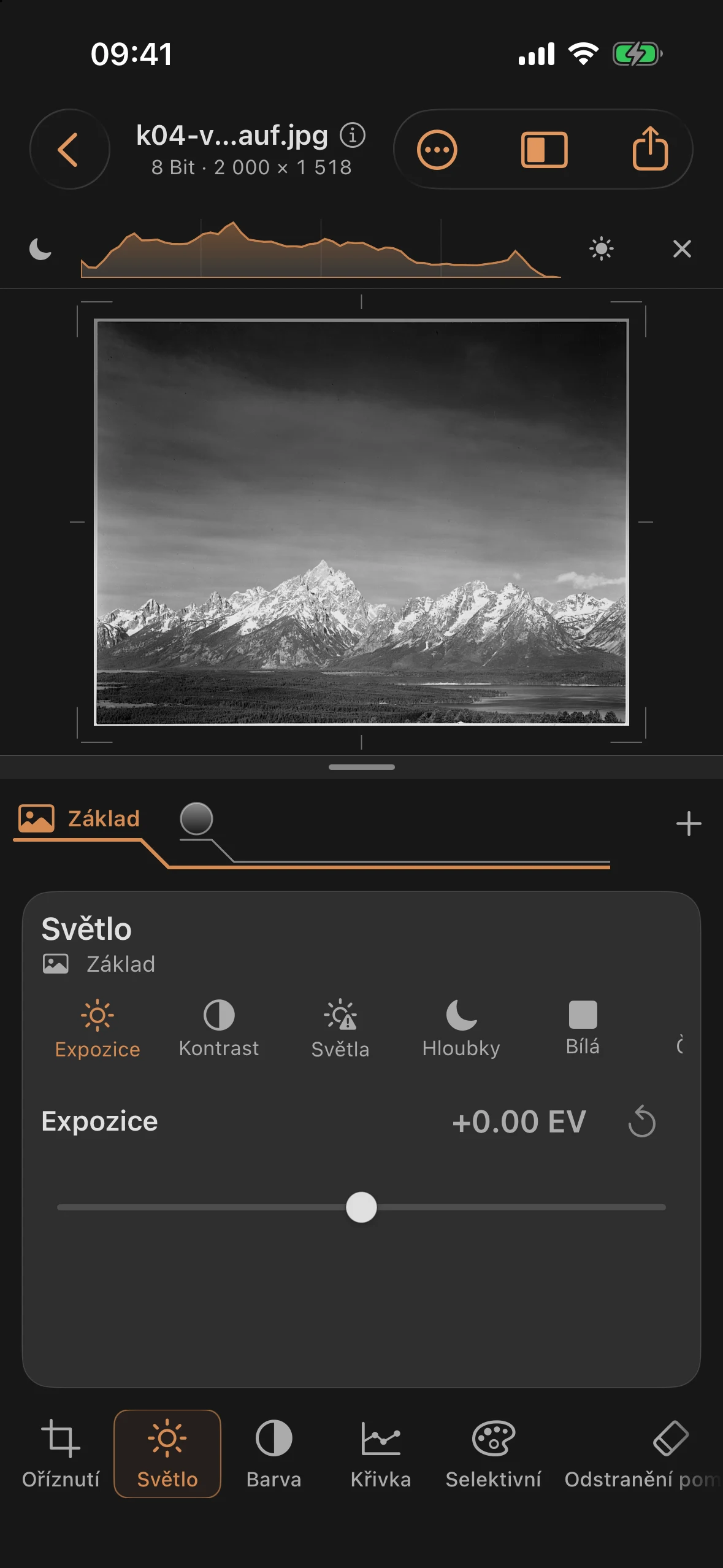Hotové panorama z Tetonu s hustou oblohou a detailně vykresleným popředím