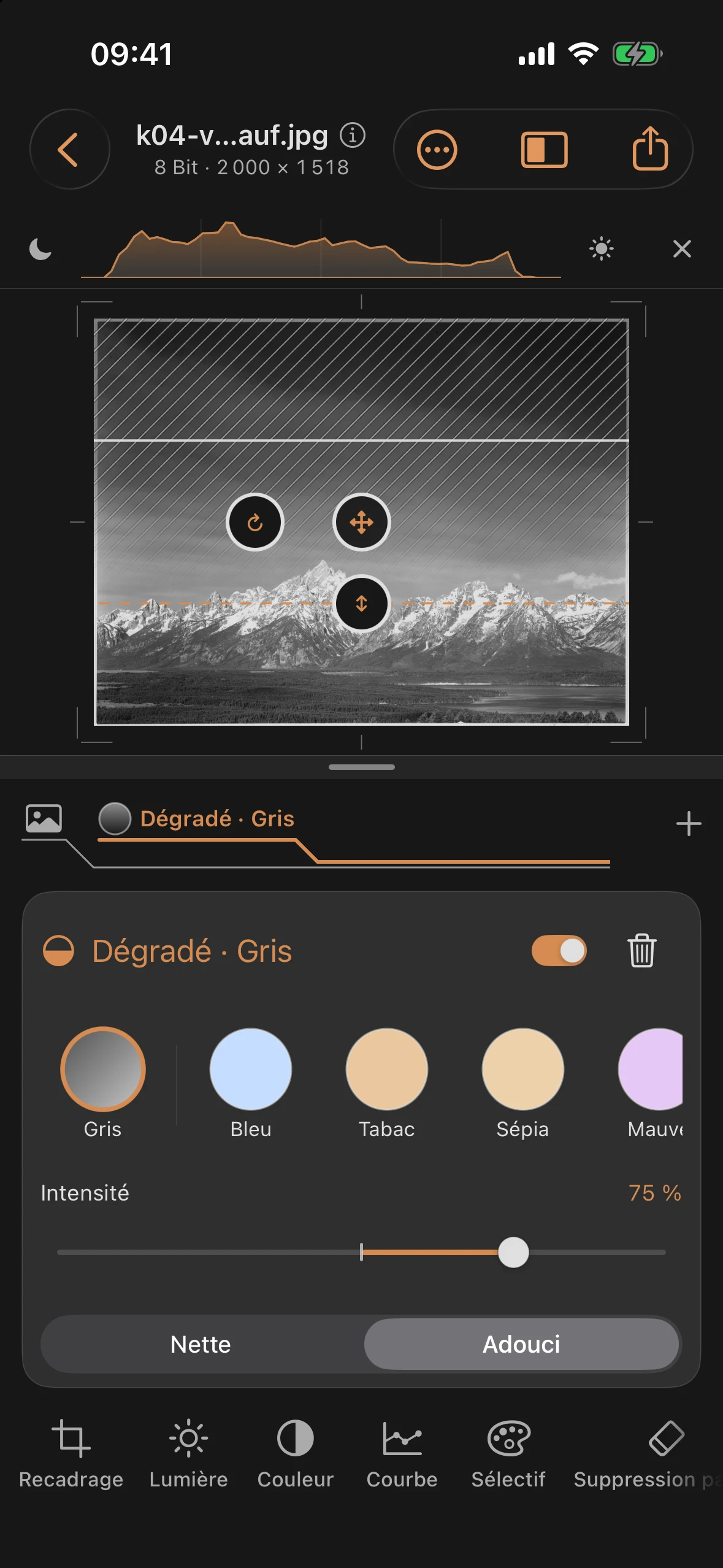 filtre dégradé gris au-dessus du ciel, intensité 75 %, bord en dégradé sur la silhouette de la montagne