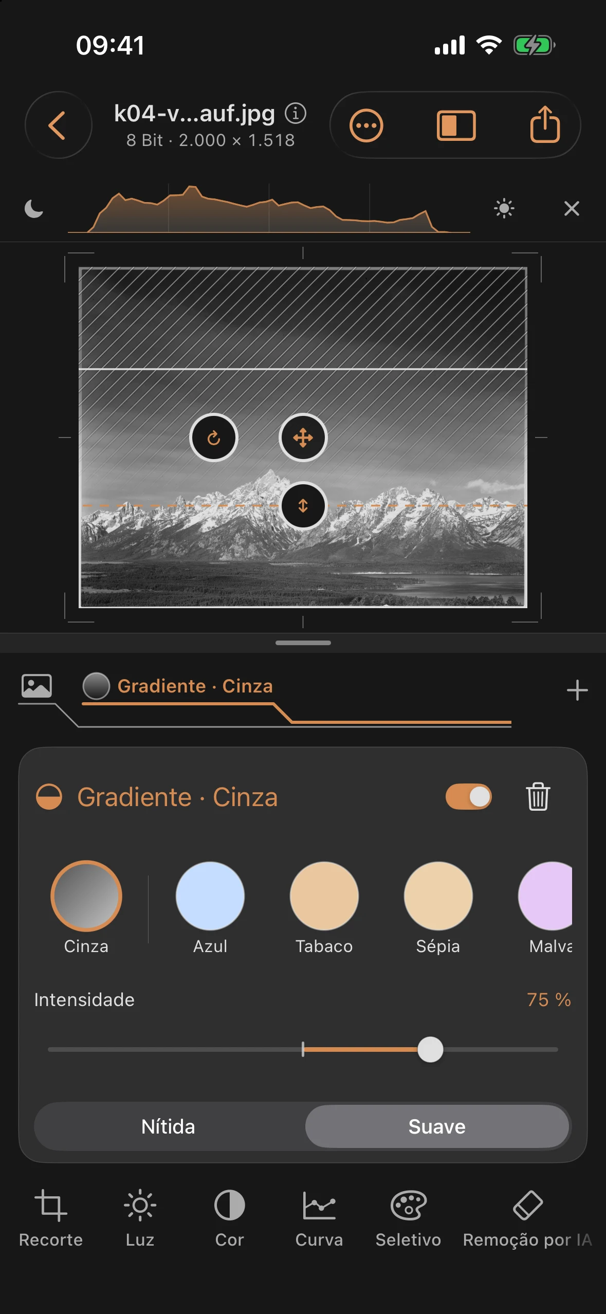 filtro graduado cinza acima do céu, intensidade de 75%, borda com gradiente na silhueta da montanha