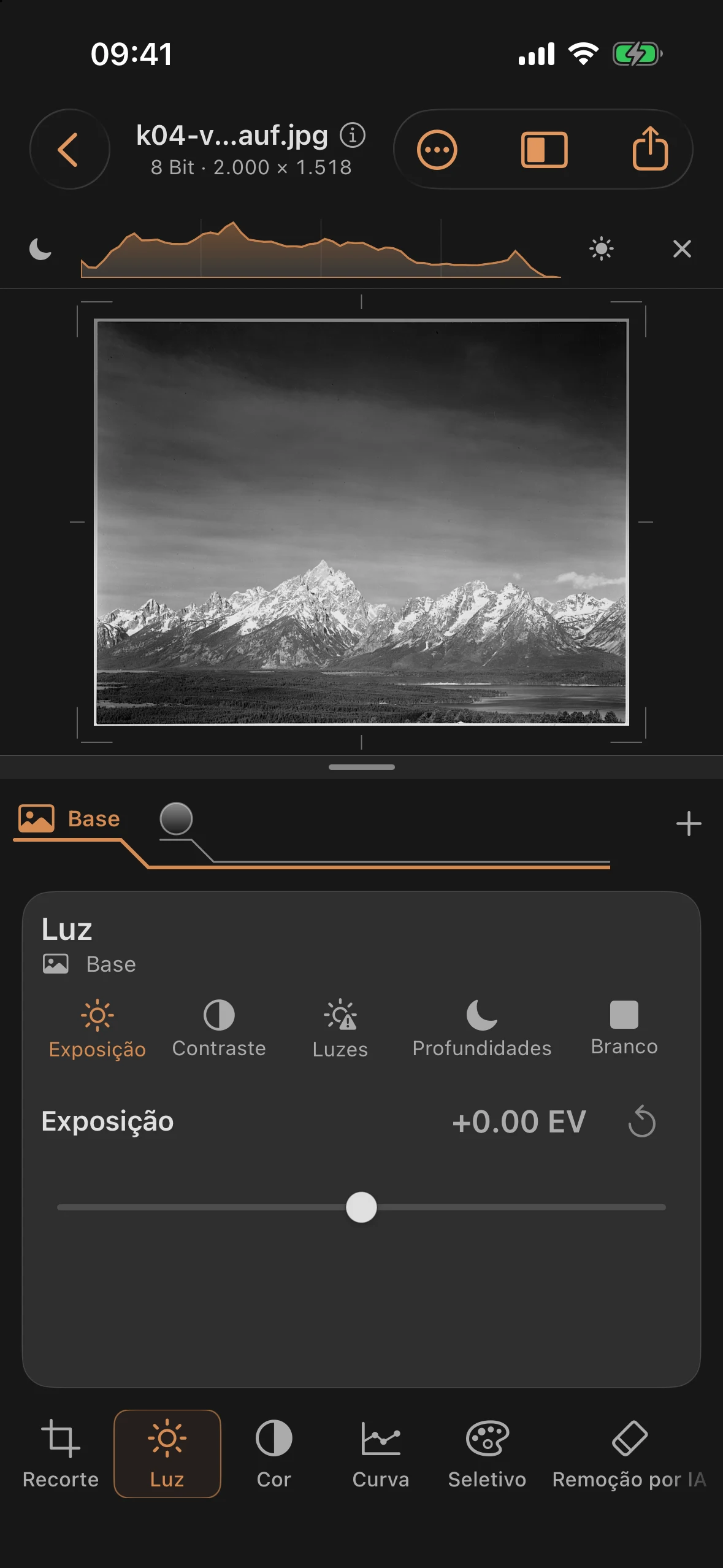 Panorama de Teton pronto, com céu denso e primeiro plano bem definido