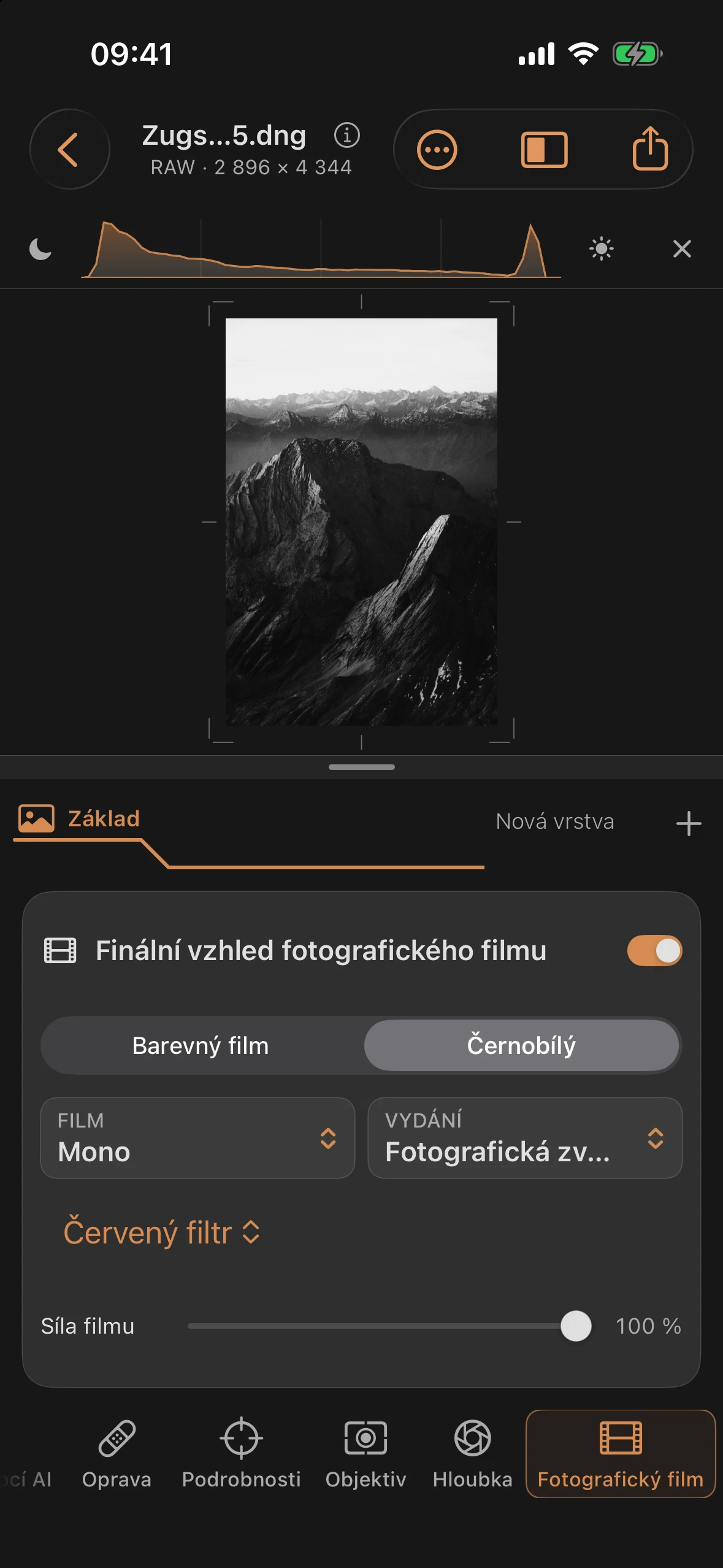 Nástroj pro fotografický film s funkcí „Mono 400“ a vybraným červeným filtrem: teplé světlo se odlišuje od tmavších stínů