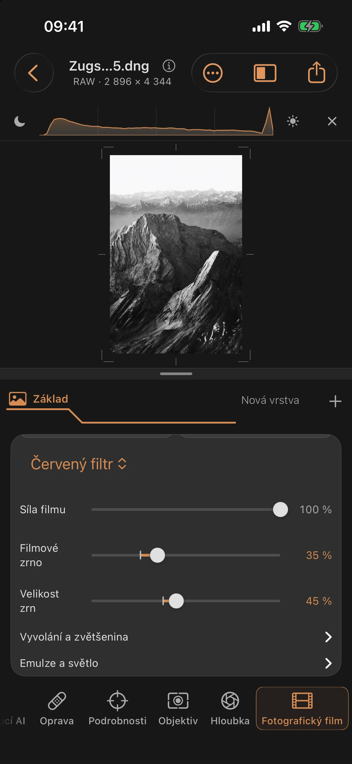 Černobílá fotografie hory Zugspitze s použitím filtru „Mono 400“, červeného filtru, kontrastního fotografického výtisku a filmového zrna