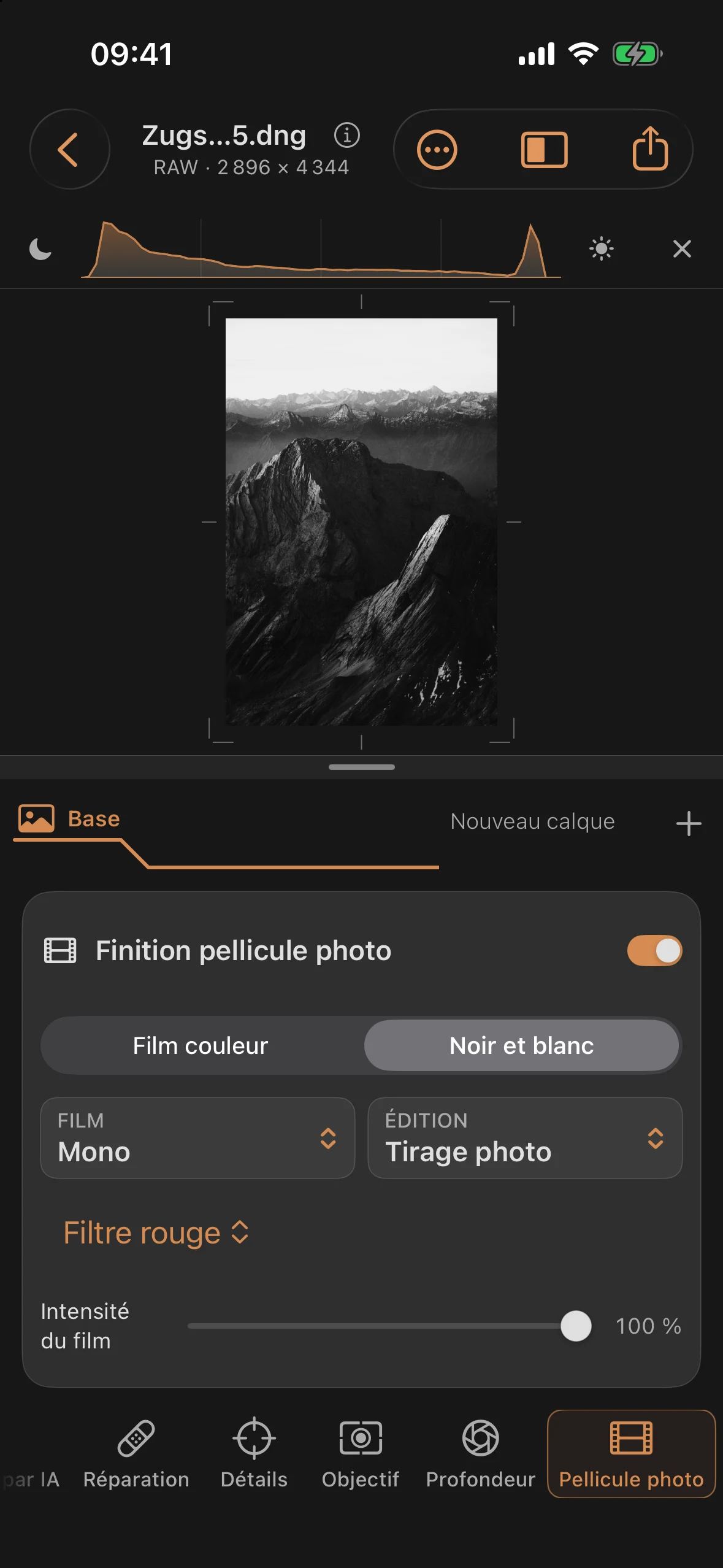 Outil « Film photographique » avec « Mono 400 » et filtre rouge sélectionné : la lumière chaude des crêtes se détache des ombres plus sombres