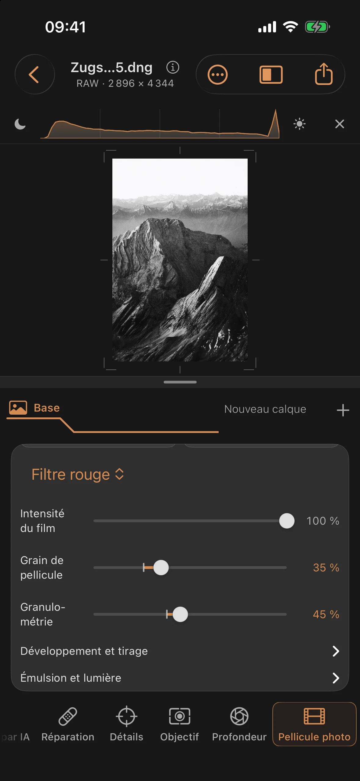 Version en noir et blanc de la Zugspitze avec «Mono 400 », filtre rouge, tirage photo à fort contraste et grain de pellicule