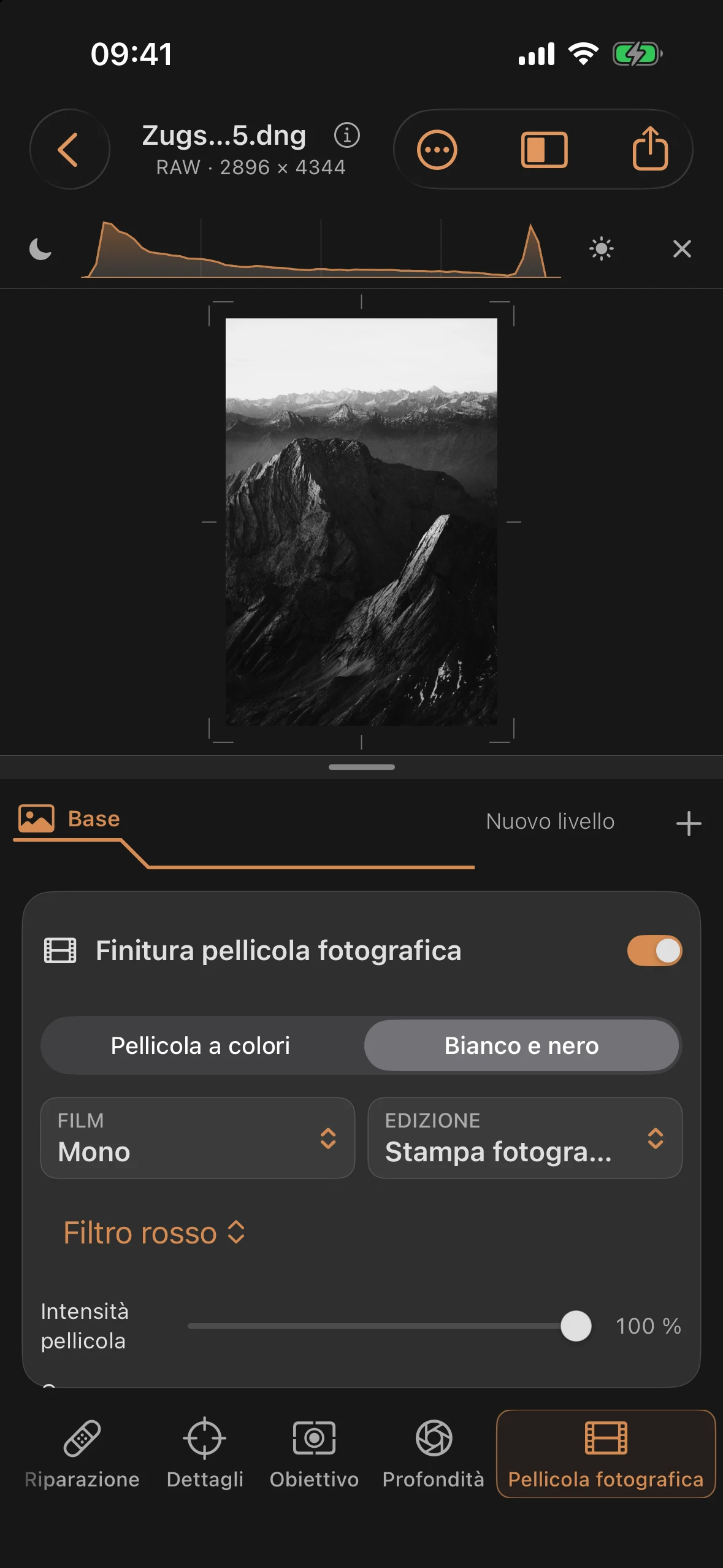 Strumento “Pellicola fotografica” con “Mono 400” e filtro rosso selezionato: la luce calda del contorno risalta sulle ombre più scure