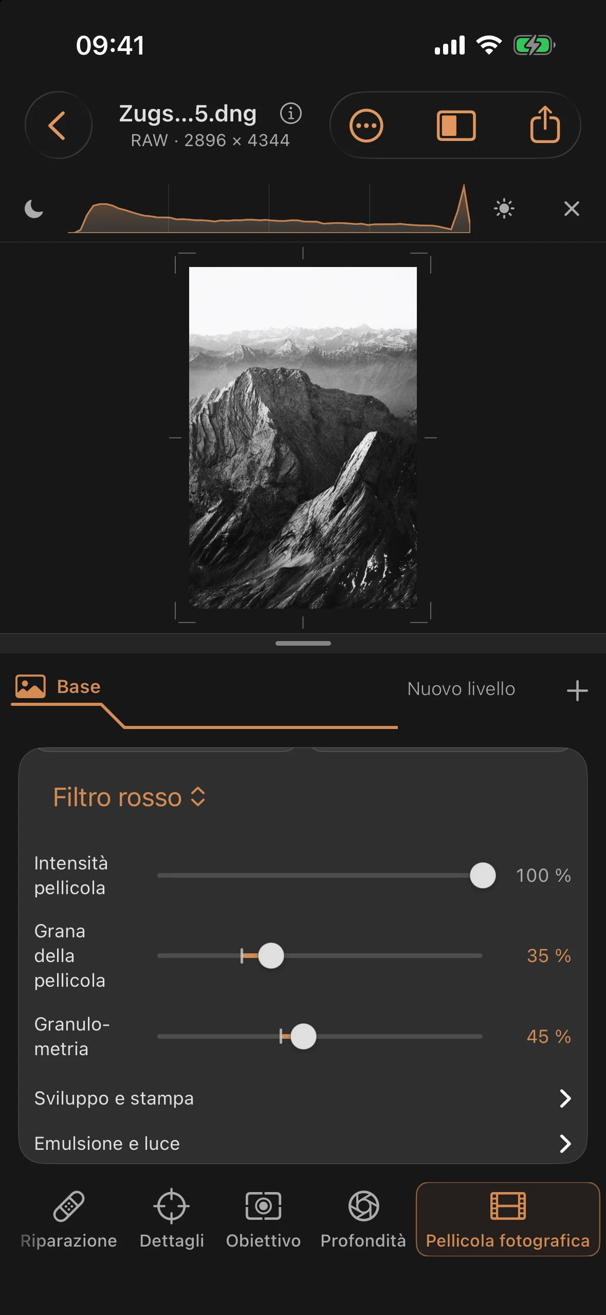 Raffigurazione in bianco e nero della Zugspitze con “Mono 400”, filtro rosso, stampa fotografica ad alto contrasto e grana della pellicola