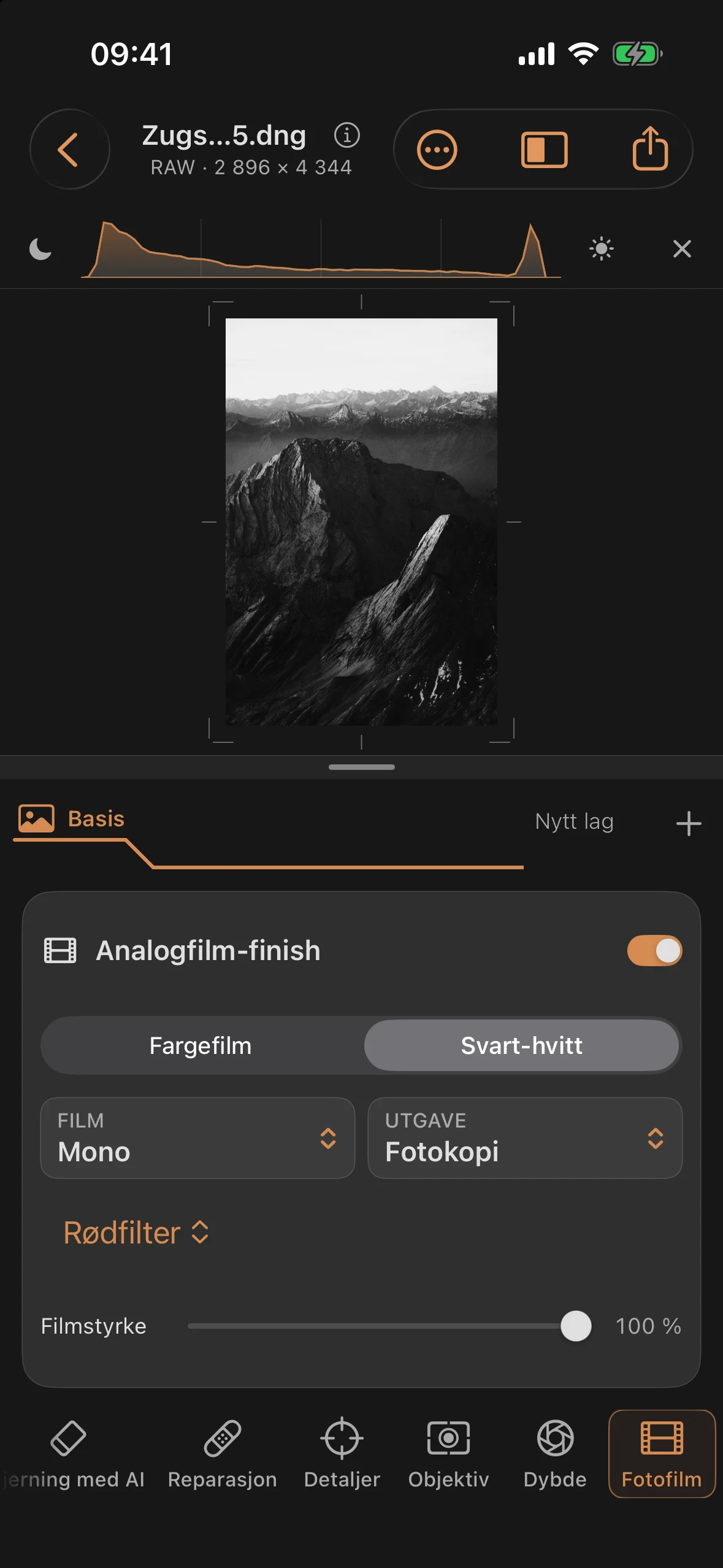 Fotofilmverktøy med «Mono 400» og valgt rødfilter: varmt lys fra høylysene skiller seg ut fra mørkere skygger