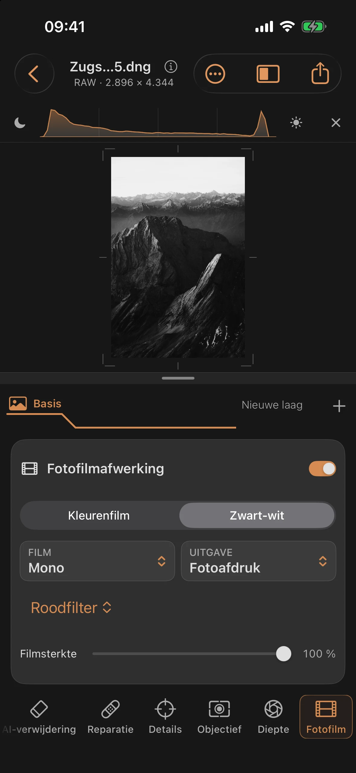 Fotofilm-tool met ‘Mono 400’ en een geselecteerd roodfilter: warm hooglicht steekt af tegen donkere schaduwen