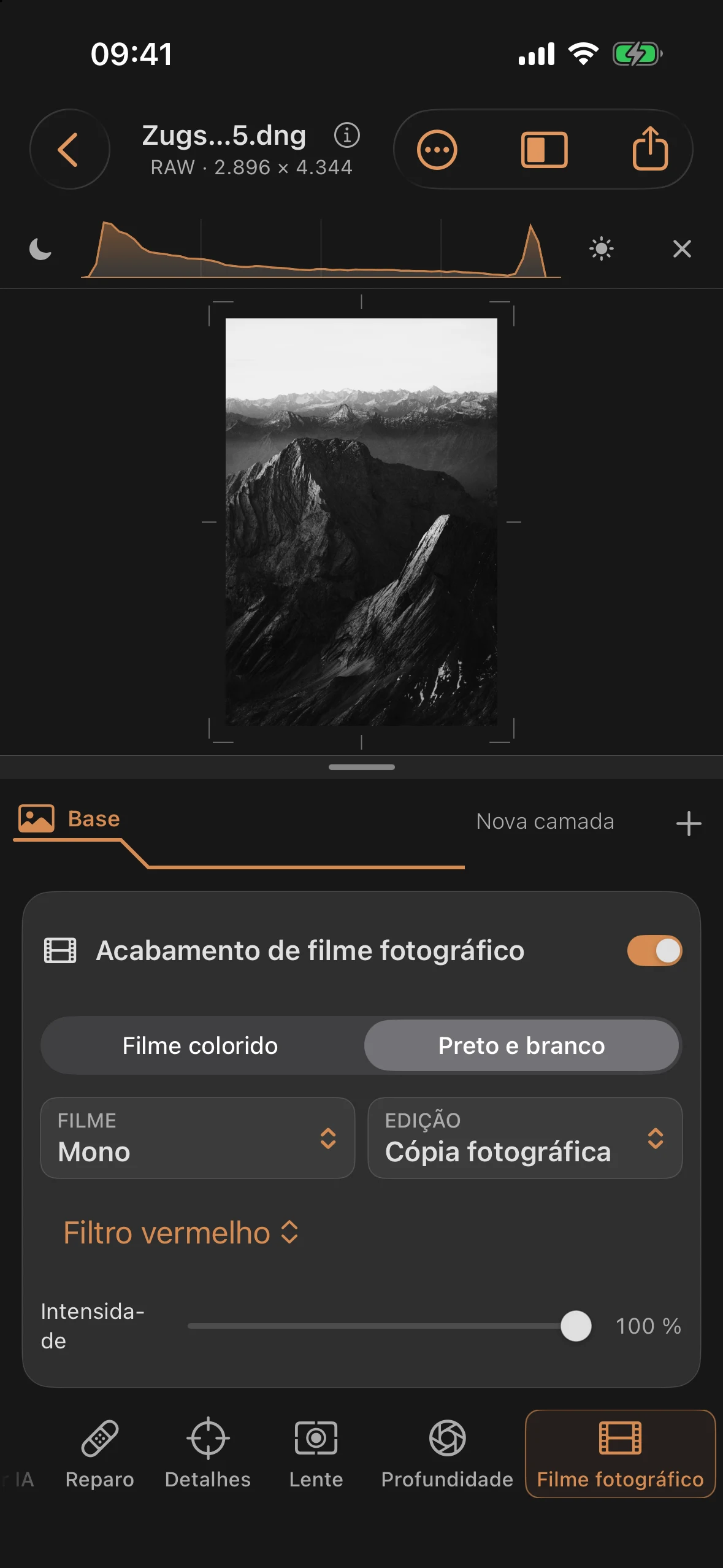 Ferramenta de filme fotográfico com “Mono 400” e filtro vermelho selecionado: a luz quente do contorno se destaca das sombras mais escuras
