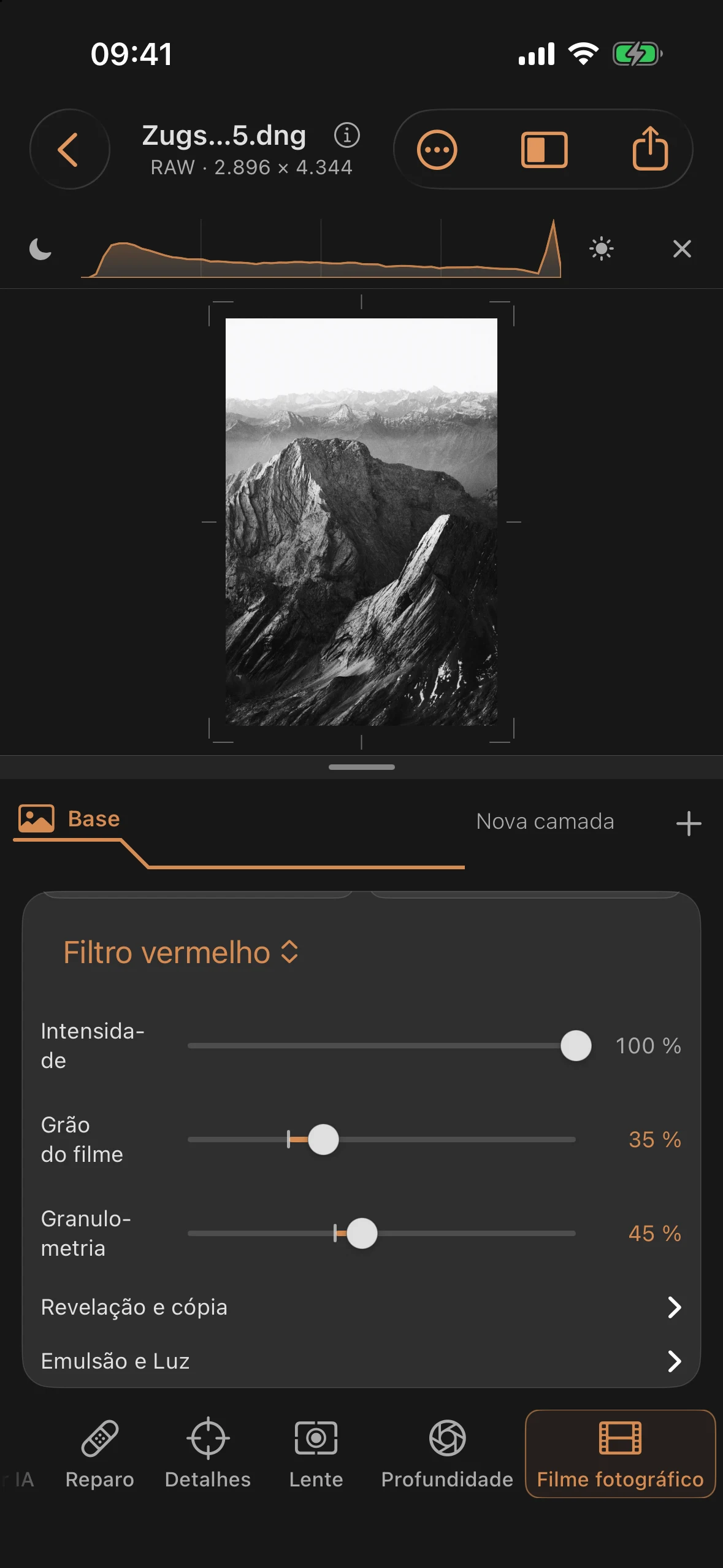 Versão em preto e branco do Zugspitze com o filtro “Mono 400”, filtro vermelho, impressão fotográfica de alto contraste e granulação do filme