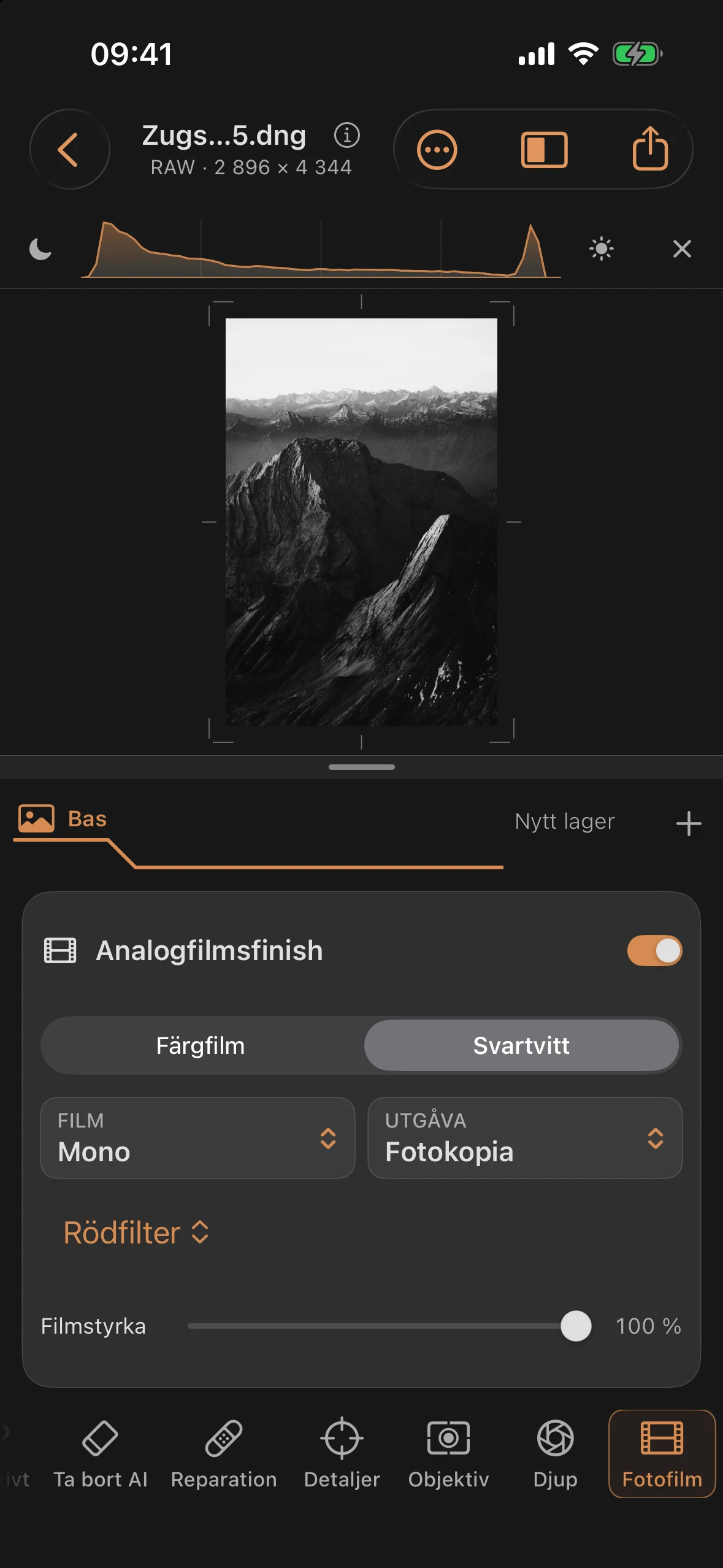 Verktyg för fotofilm med ”Mono 400” och ett utvalt rött filter: det varma ljuset i konturerna sticker ut mot de mörkare skuggorna