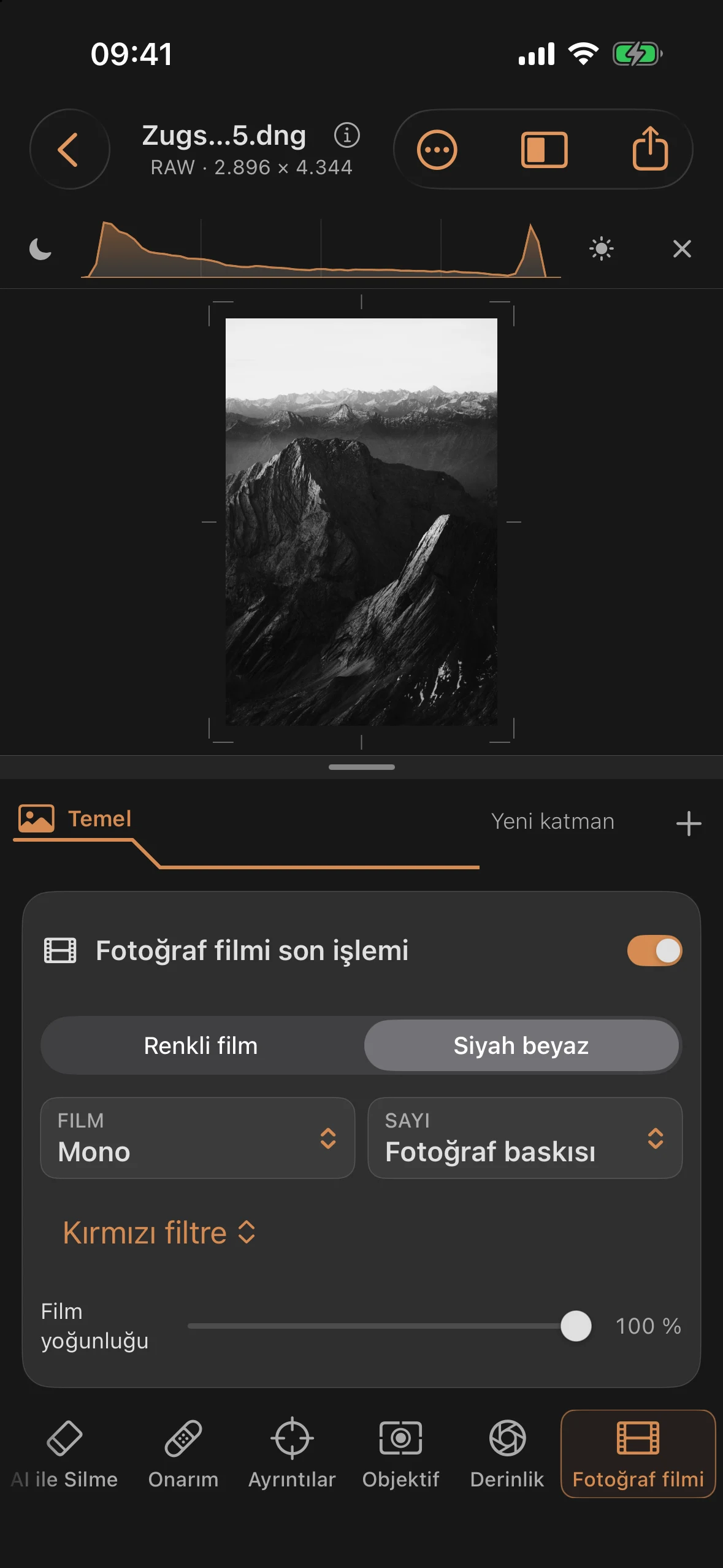 Mono 400i ve seçilmiş kırmızı filtre içeren fotoğraf filmi aracı: sıcak ışık, daha koyu gölgelerden belirgin bir şekilde öne çıkıyor