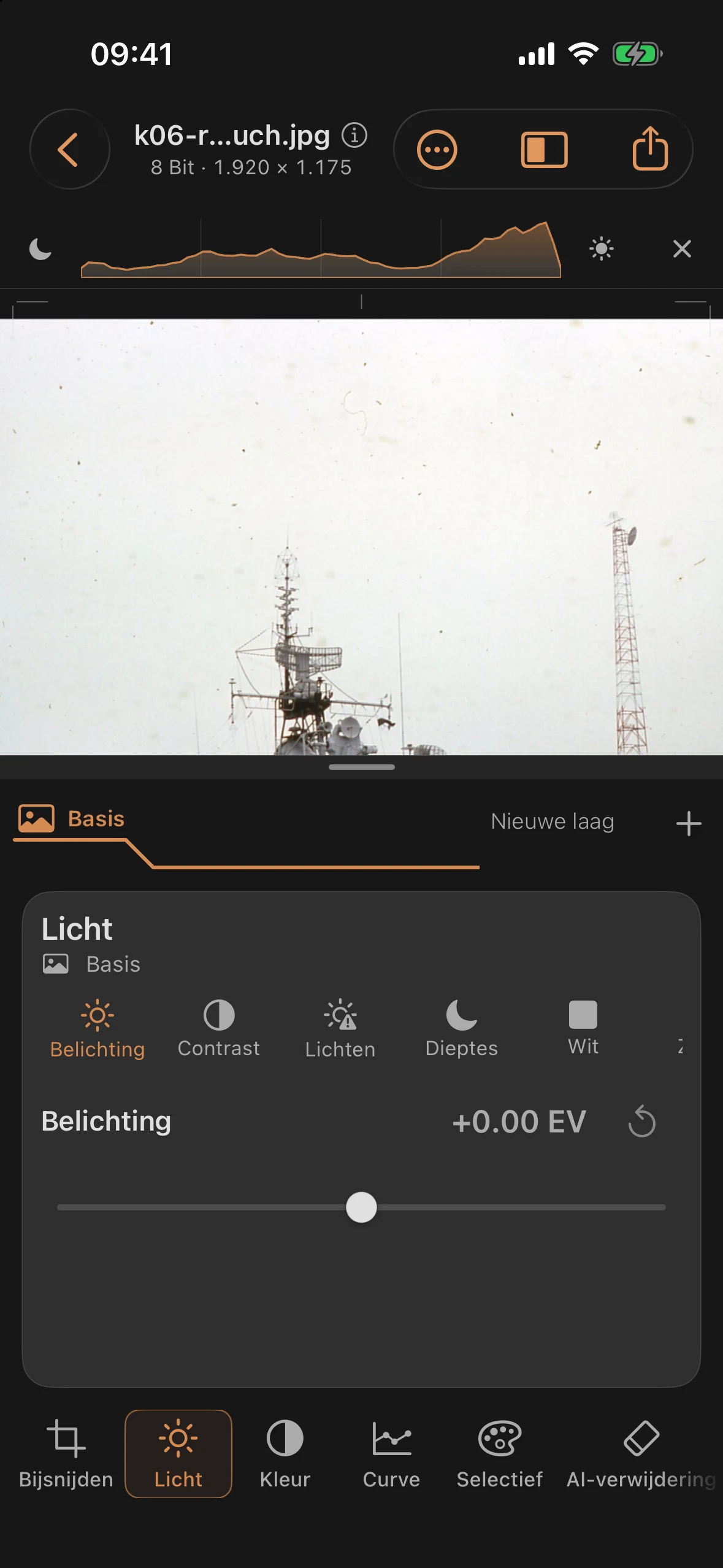 Vergrote uitsnede van een scan van een historische kleurenfoto met een gebogen, donkere stofvezel boven de linker scheepsmast