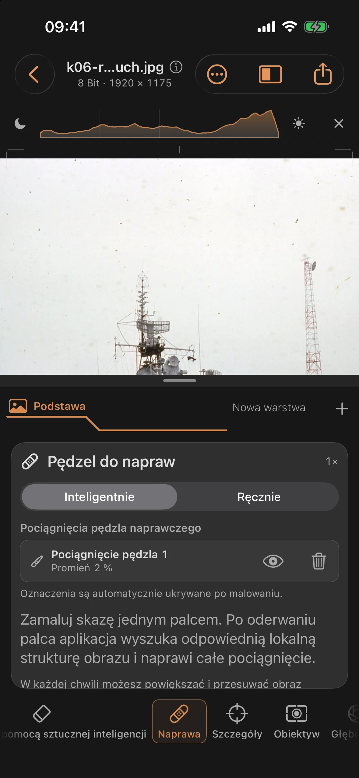 Narzędzie naprawcze w trybie „Inteligentnie” po usunięciu wygiętego włókna pyłowego na tle jasnego nieba