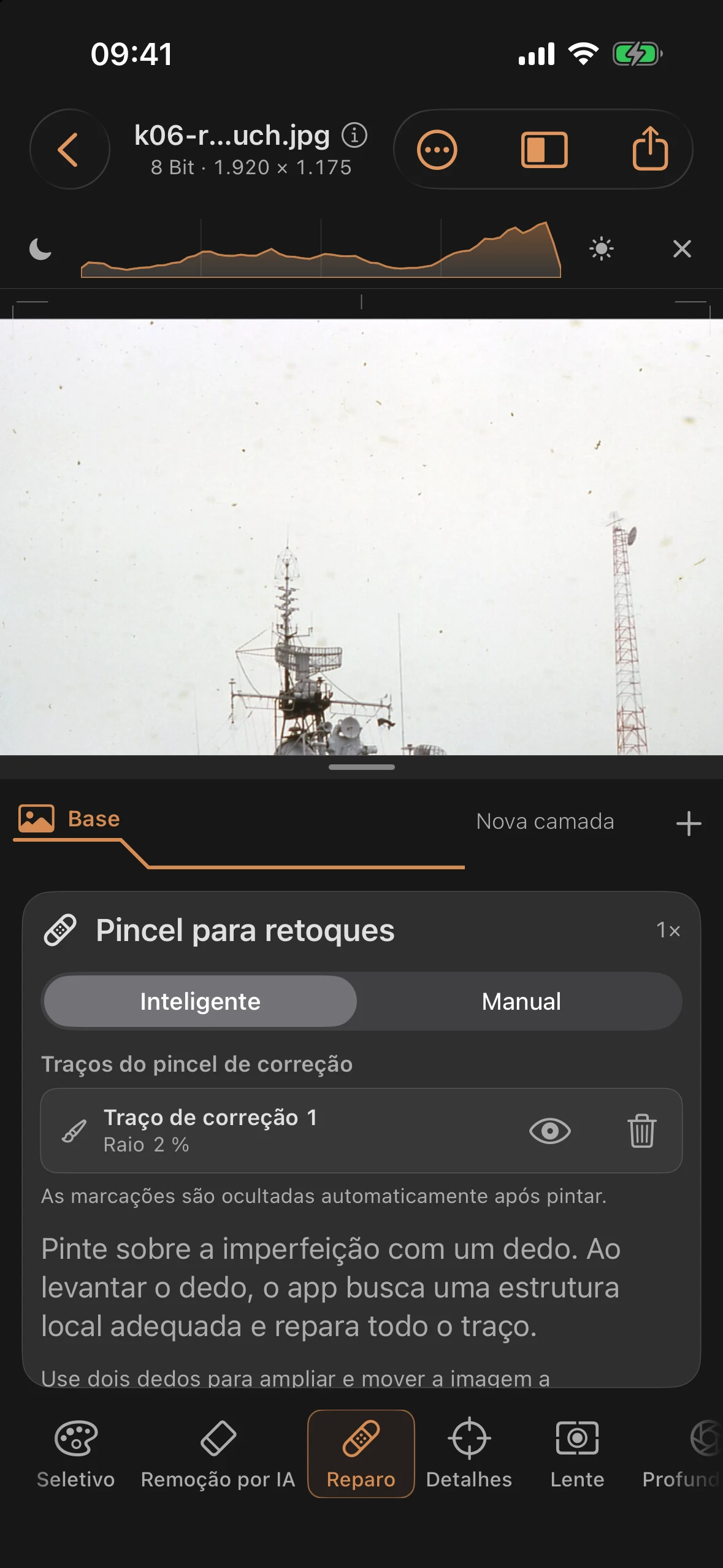 Ferramenta de reparo no modo “Inteligente”, após a remoção da fibra de poeira curvada contra o céu claro