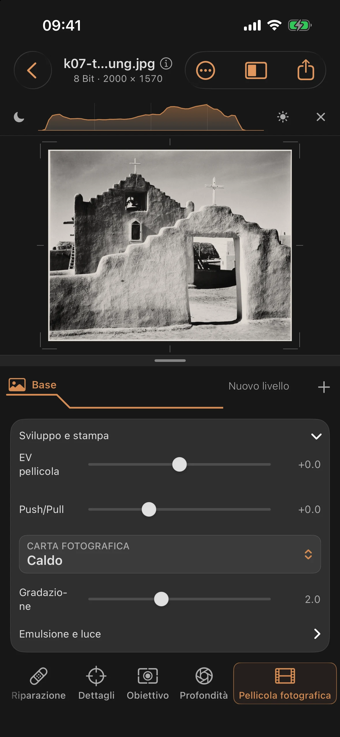 Versione dai toni caldi della chiesa di Taos realizzata con lo strumento “Fotofilm” di Mono 400