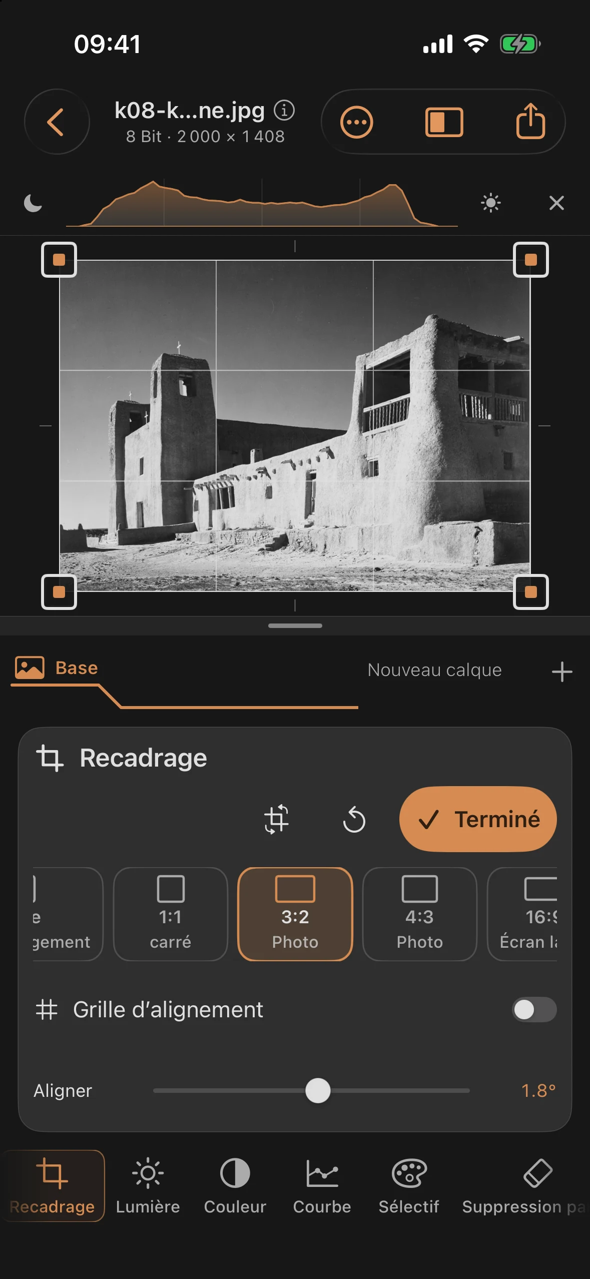 Version redressée avec des lignes verticales redressées, un alignement de 1,8 degré et une correction trapézoïdale