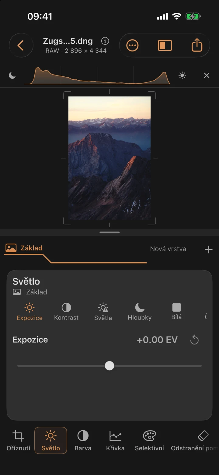 Čistý barevný horský snímek bez filmového efektu