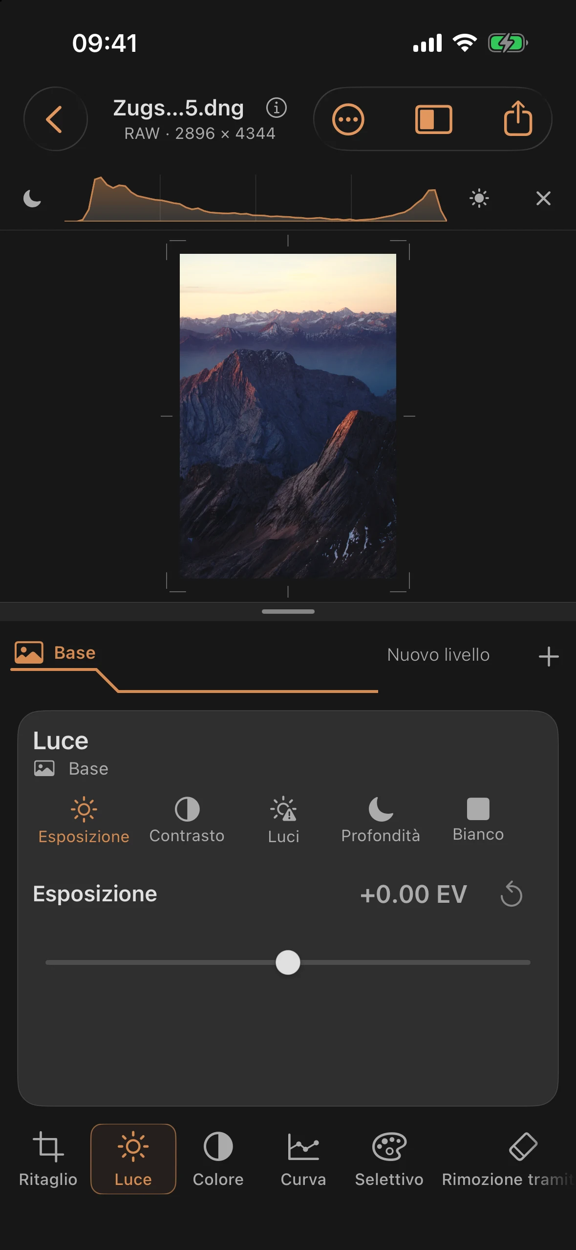 Vista serale non ritoccata dalla Zugspitze, con creste dai toni caldi e foschia blu, realizzata con Mobile Darkroom