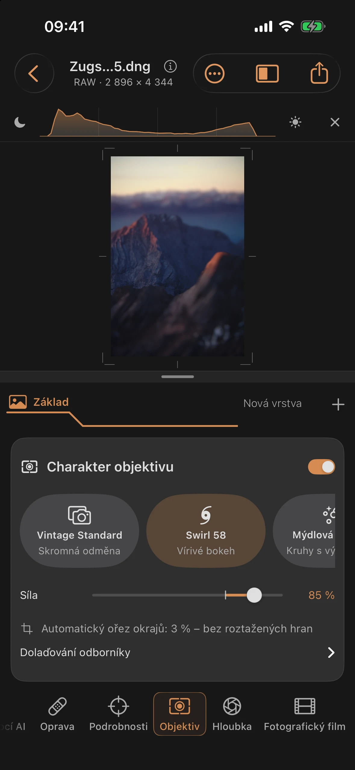 Charakteristika objektivu Swirl-58 s vířícím bokeh a zesíleným vinětováním