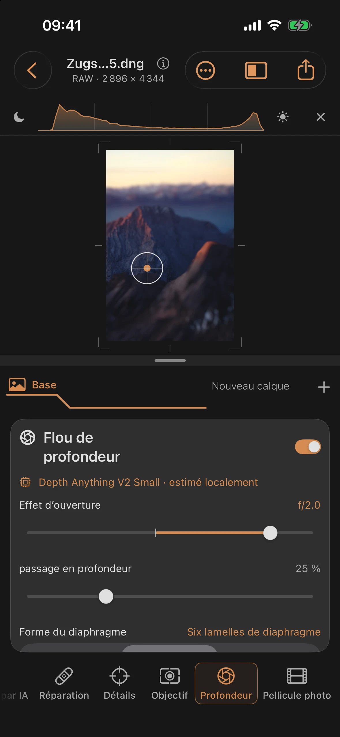 Bokeh de profondeur avec estimation de la profondeur par IA, point de mise au point sur le sujet, ouverture f/2,0