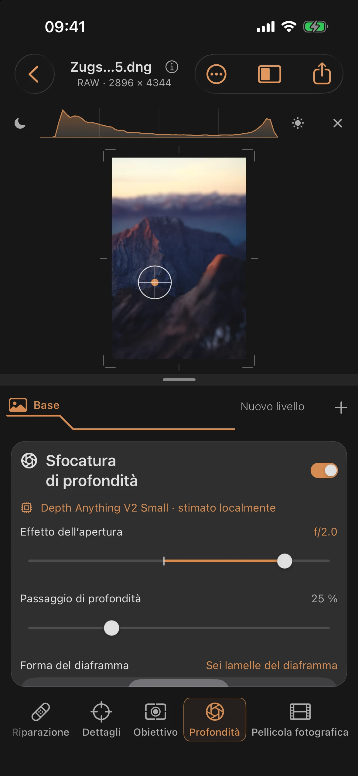Bokeh di profondità con stima della profondità tramite IA, punto di messa a fuoco sul soggetto, diaframma f/2,0
