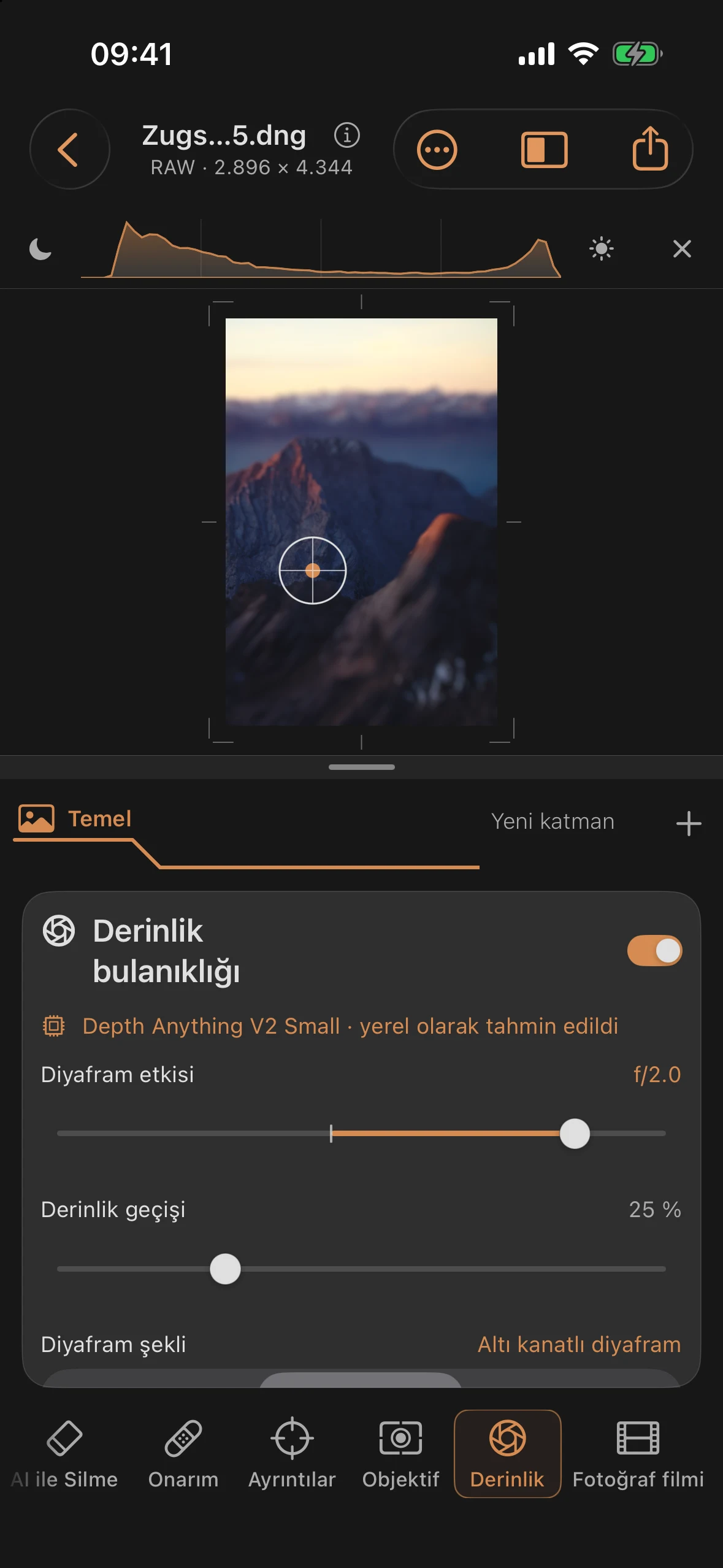 AI derinlik tahmini ile derinlik bokehı, konu üzerinde odak noktası, f/2,0 diyafram açıklığı