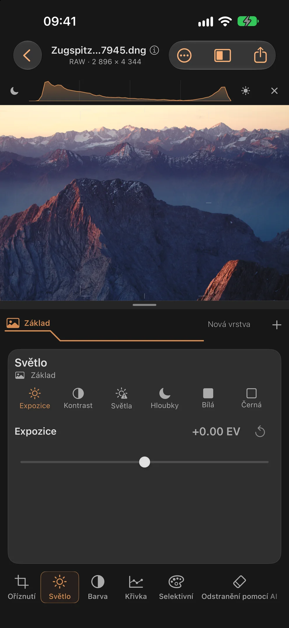 Sledujte expozici. Histogram po ruce. · iPhone