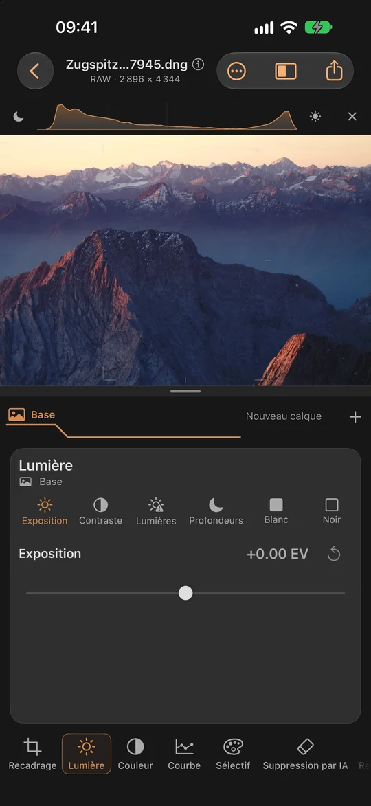 La lumière en ligne de mire. L'histogramme à portée de main. · iPhone