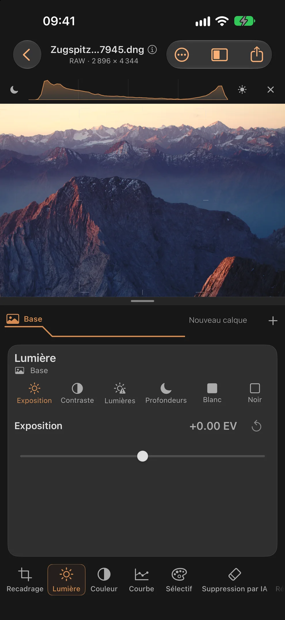 La lumière en ligne de mire. L'histogramme à portée de main. · iPhone