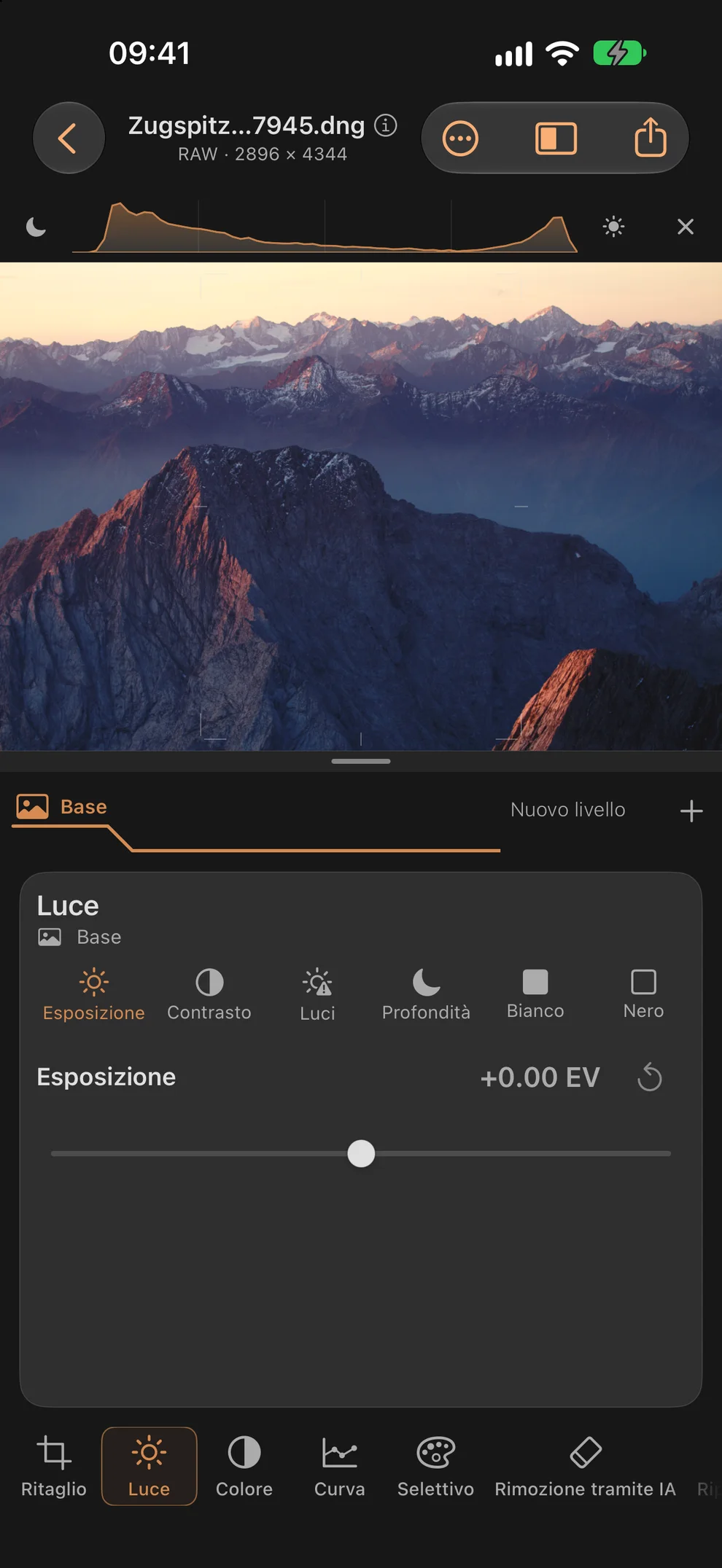 L'esposizione a colpo d'occhio. L'istogramma sempre a portata di mano. · iPhone